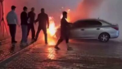 Gaziantep'in Şehitkamil ilçesindeki Karacaören Mahallesi'nde bir otomobil, bilinmeyen bir nedenle