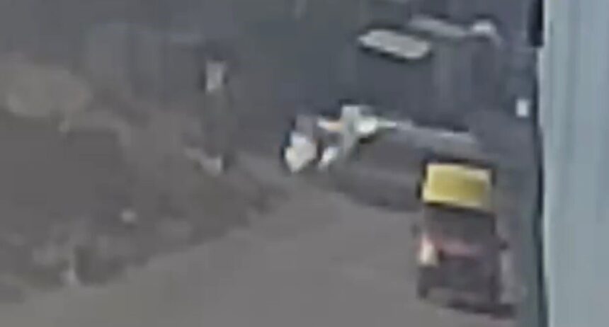 Gaziantep’te servis aracının çarptığı panelvan tipi araçtaki kadın hayatını kaybetti, kaza anları kamerada görüntülendi.