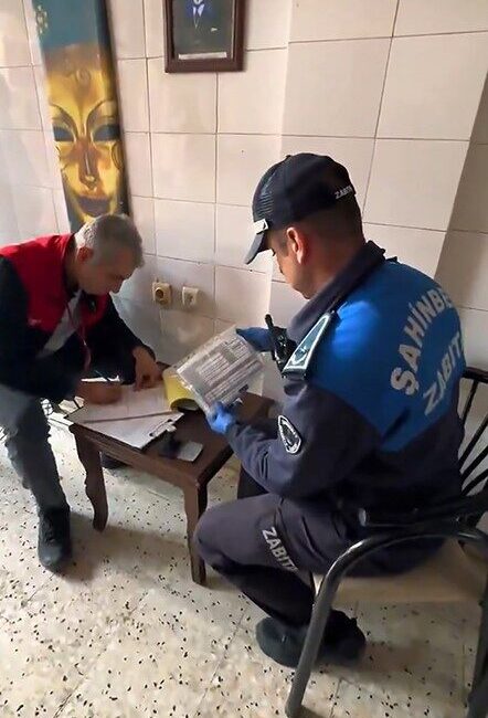 Gaziantep'te Şahinbey Belediyesi zabıta ekipleri, bir kasap dükkanında sahte alkol