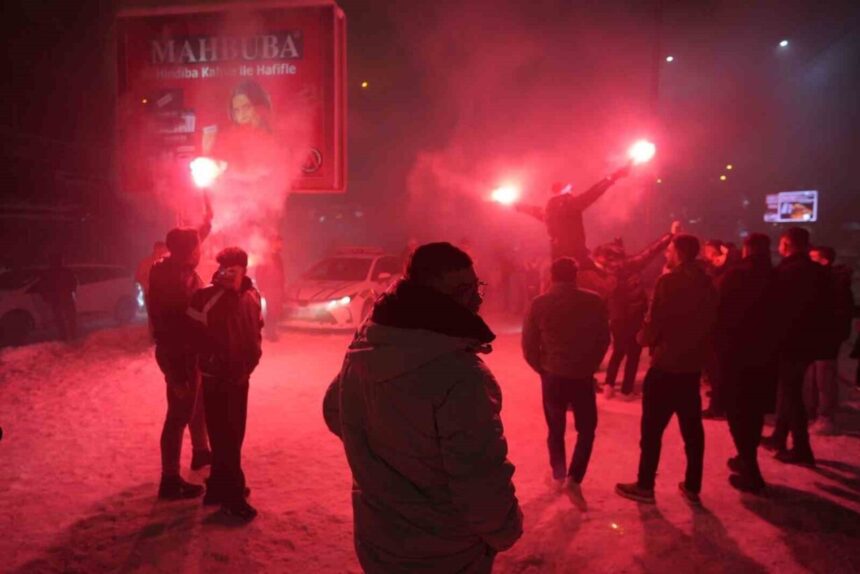 Gaziantep’te yüzlerce kişi yoğun kar yağışına aldırmadan 2026’yı sevinçle karşıladı.