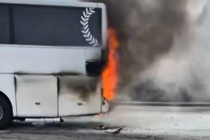 Gaziantep’te Yolcu Otobüsünde Çıkan Yangın, Yolcuların Zamanında Tahliyesi ile Önlenmiştir. Gaziantep'in Nurdağı ilçesinde, İstanbul'dan Diyarbakır'a gitmekte olan H.O.'nun kullandığı yolcu