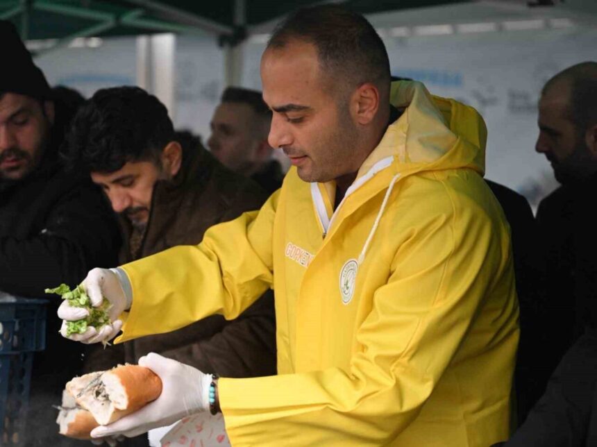 “Gaziosmanpaşa 1. Hamsi Festivali”, Belediye Başkan Vekili Eray Karadeniz’in etkileyici gitar performansıyla renklendi.