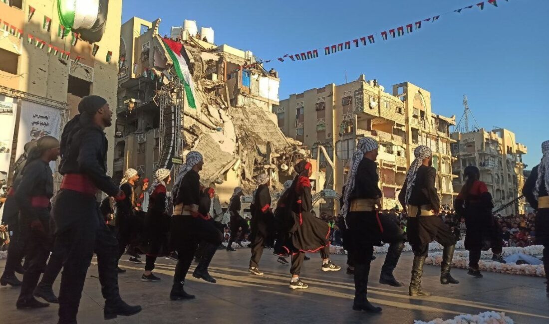 Gazze Şeridi'nde düzenlenen toplu nikah töreninde 54 çift, savaş ortamında