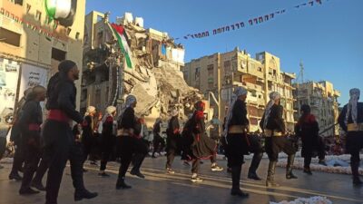 Gazze Şeridi'nde düzenlenen toplu nikah töreninde 54 çift, savaş ortamında