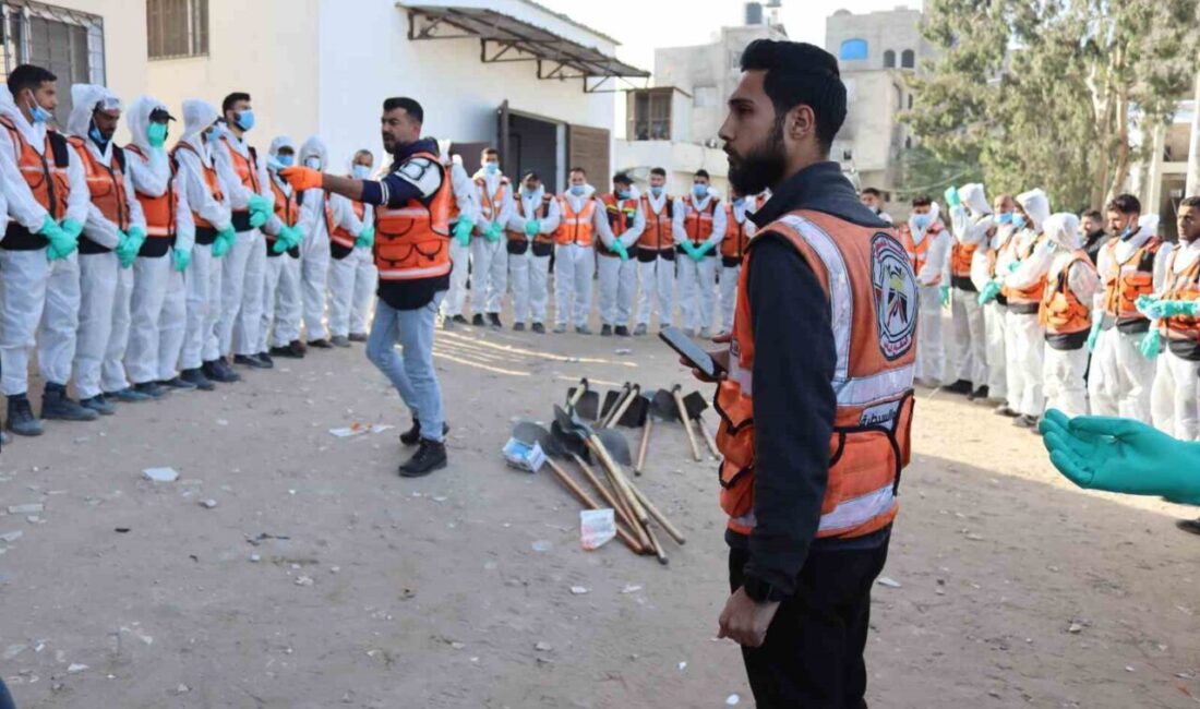 Gazze Şeridi'nde İsrail saldırıları sonrası Şifa Hastanesi avlusuna defnedilen 98
