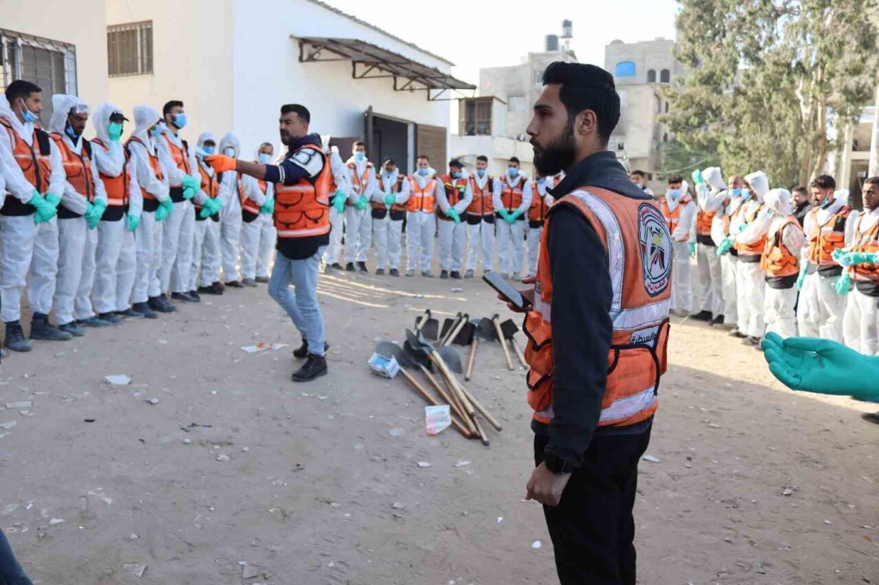 Gazze Şeridi'nde İsrail saldırıları sonrası Şifa Hastanesi avlusuna defnedilen 98