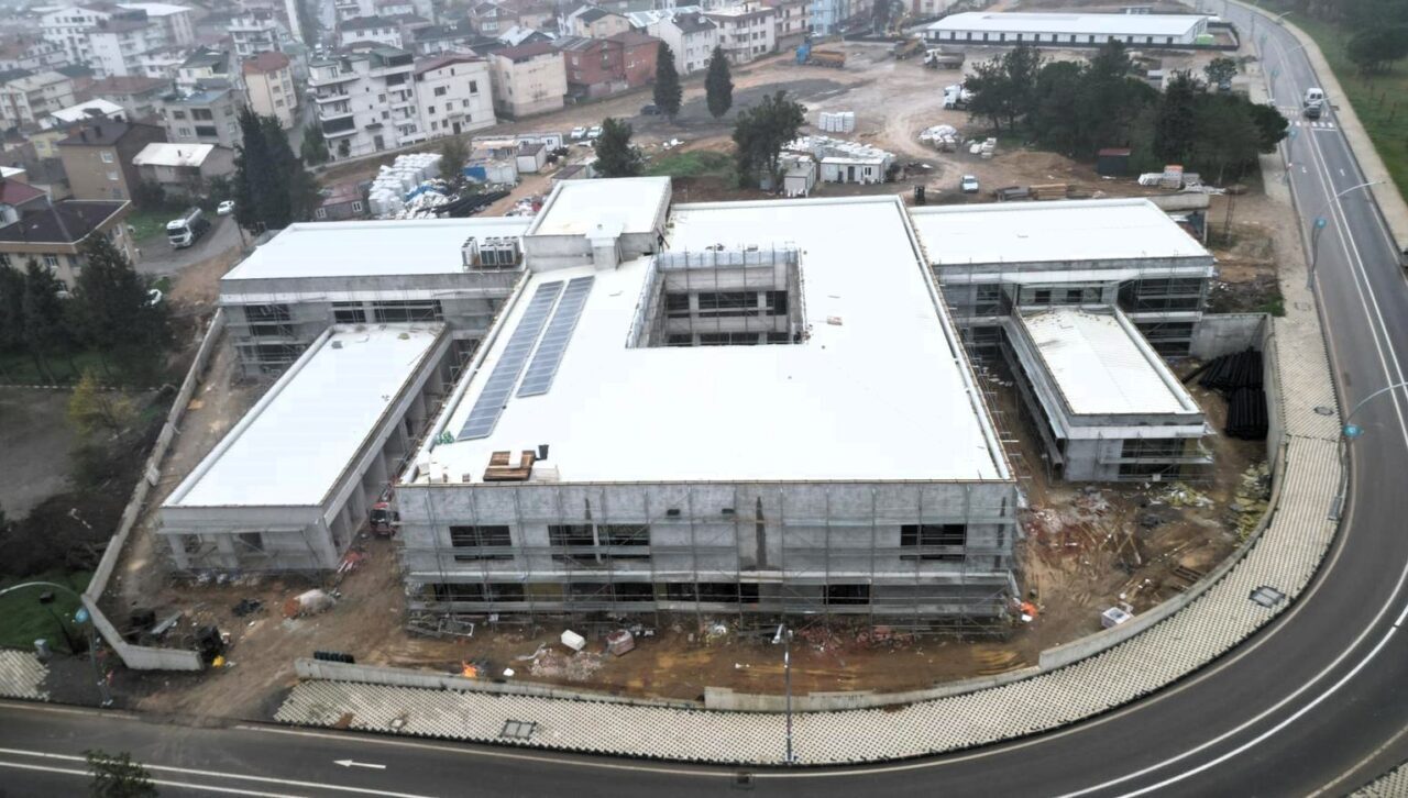 Kocaeli Büyükşehir Belediyesi, Gebze'de inşa edilen Engelsiz Yaşam Merkezi'nde çalışmalar