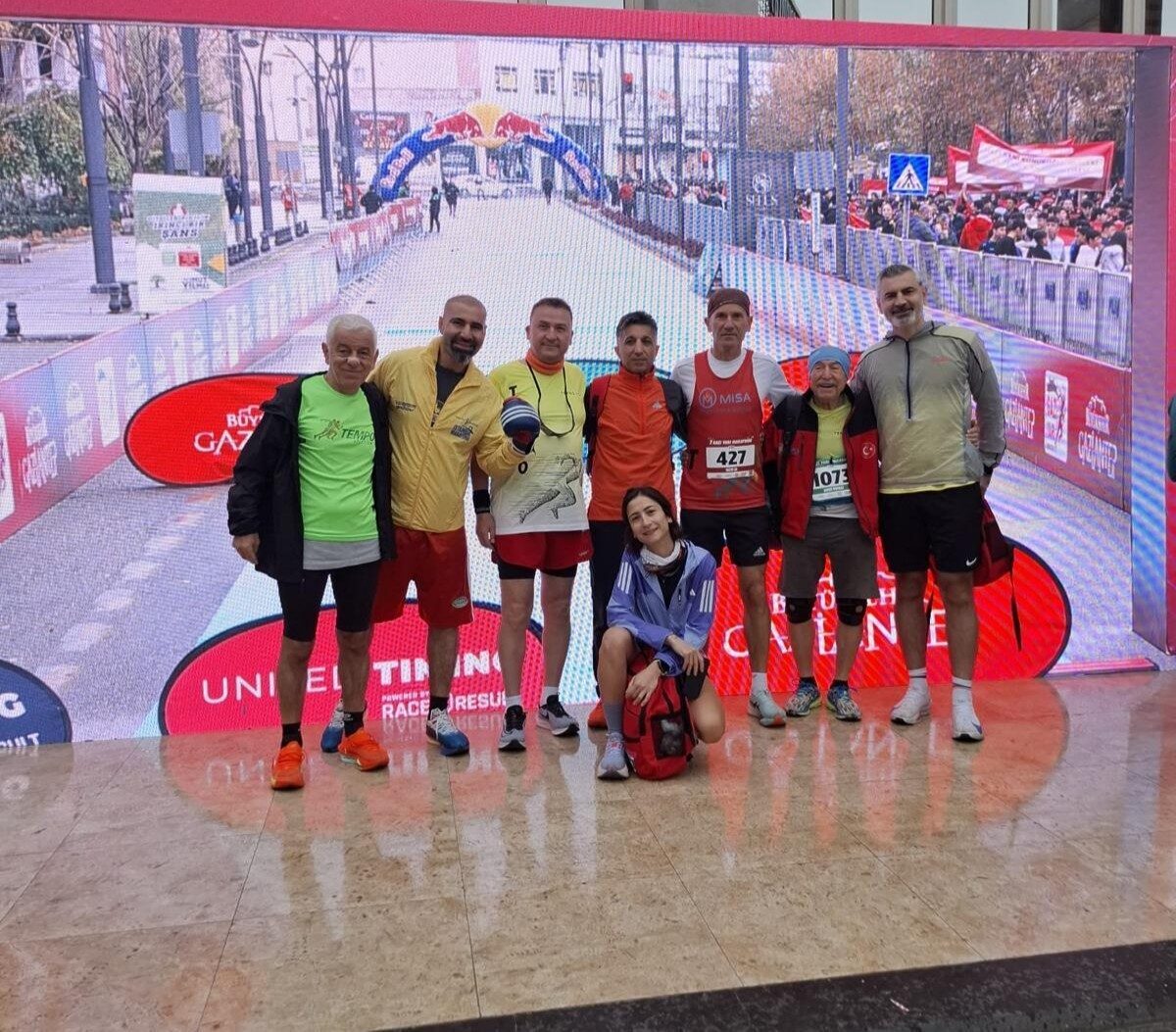 Gaziantep'te düzenlenen 7. Gazi Yarı Maratonu'nda Gebze Tempo Atletizm Takımı,