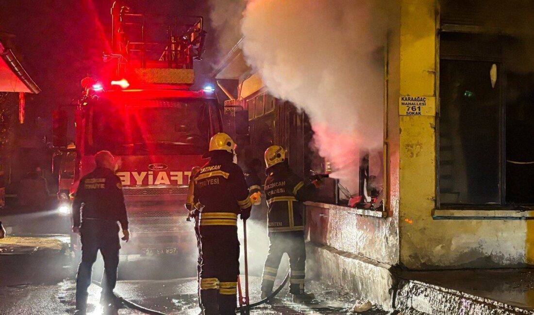 Erzincan'ın Karaağaç Mahallesi'nde gece saatlerinde bir iş yerinde çıkan yangın,