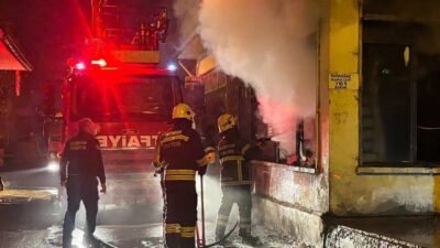 Erzincan'ın Karaağaç Mahallesi'nde gece saatlerinde bir iş yerinde çıkan yangın,
