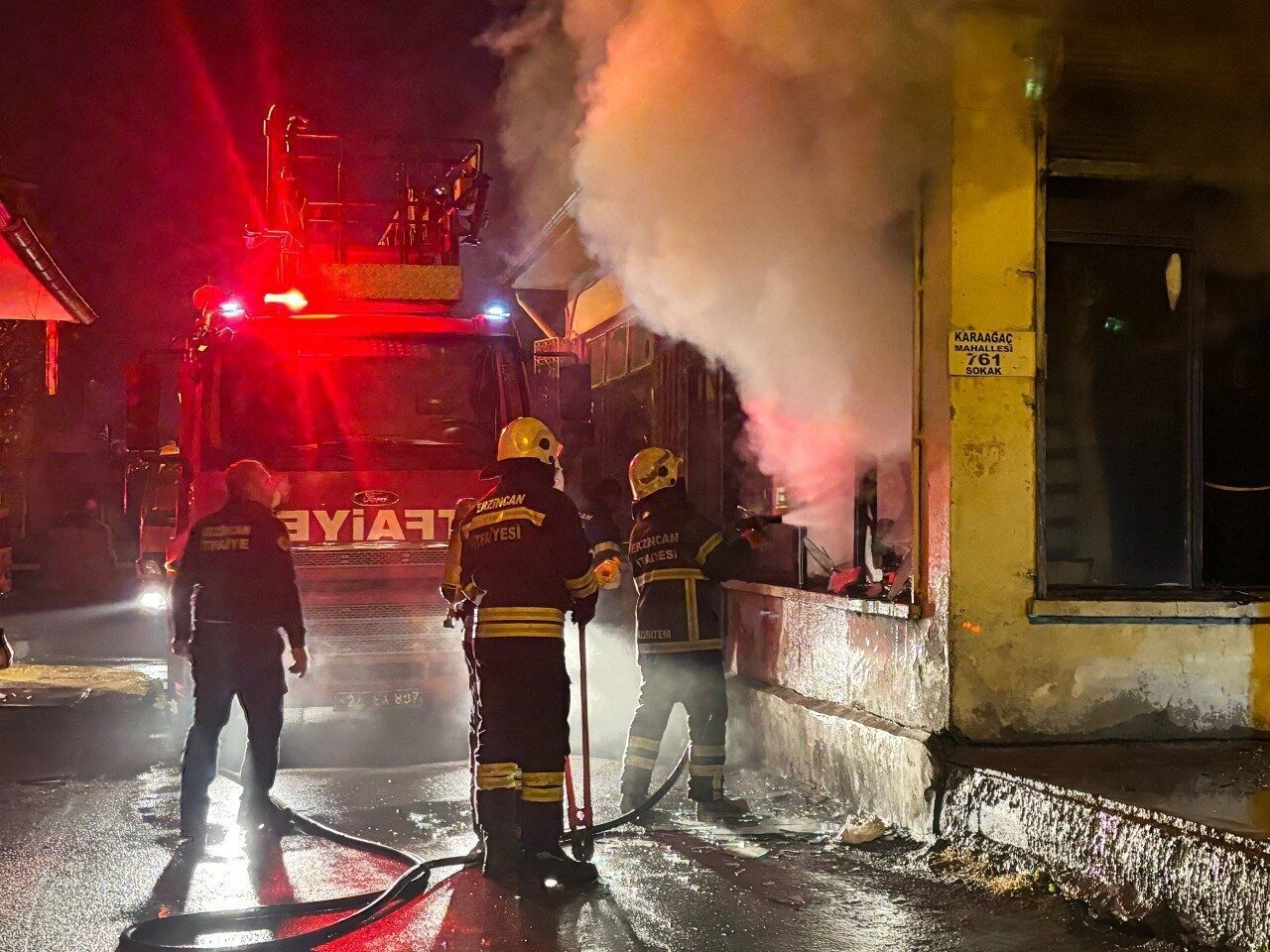 Erzincan’da Gece Saatlerinde Yangın: İtfaiye Ekipleri Kırarak Müdahale Etti