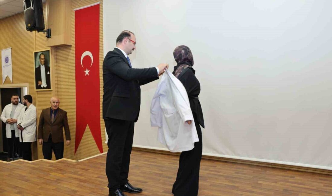 Atatürk Üniversitesi Diş Hekimliği Fakültesi’nde 2025-2026 Eğitim-Öğretim Yılı Beyaz Önlük Giyme Töreni Coşkuyla Gerçekleştirildi Atatürk Üniversitesi Diş Hekimliği Fakültesi, 2025-2026 Beyaz Önlük Giyme Töreni,