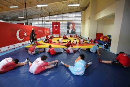Kepez Belediyespor, genç şampiyonlarla Türk güreşine damga vuruyor!