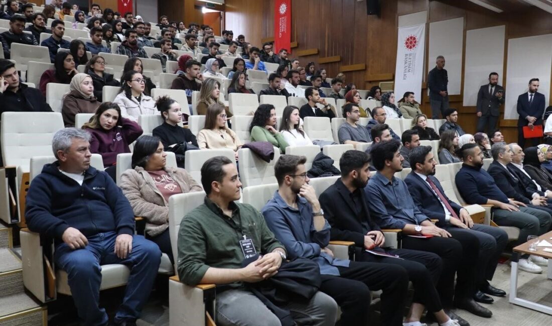 Adana'da, Cumhurbaşkanlığı İletişim Başkanlığı tarafından "Geleceğin Liderleri Akademisi" eğitimi düzenlendi.