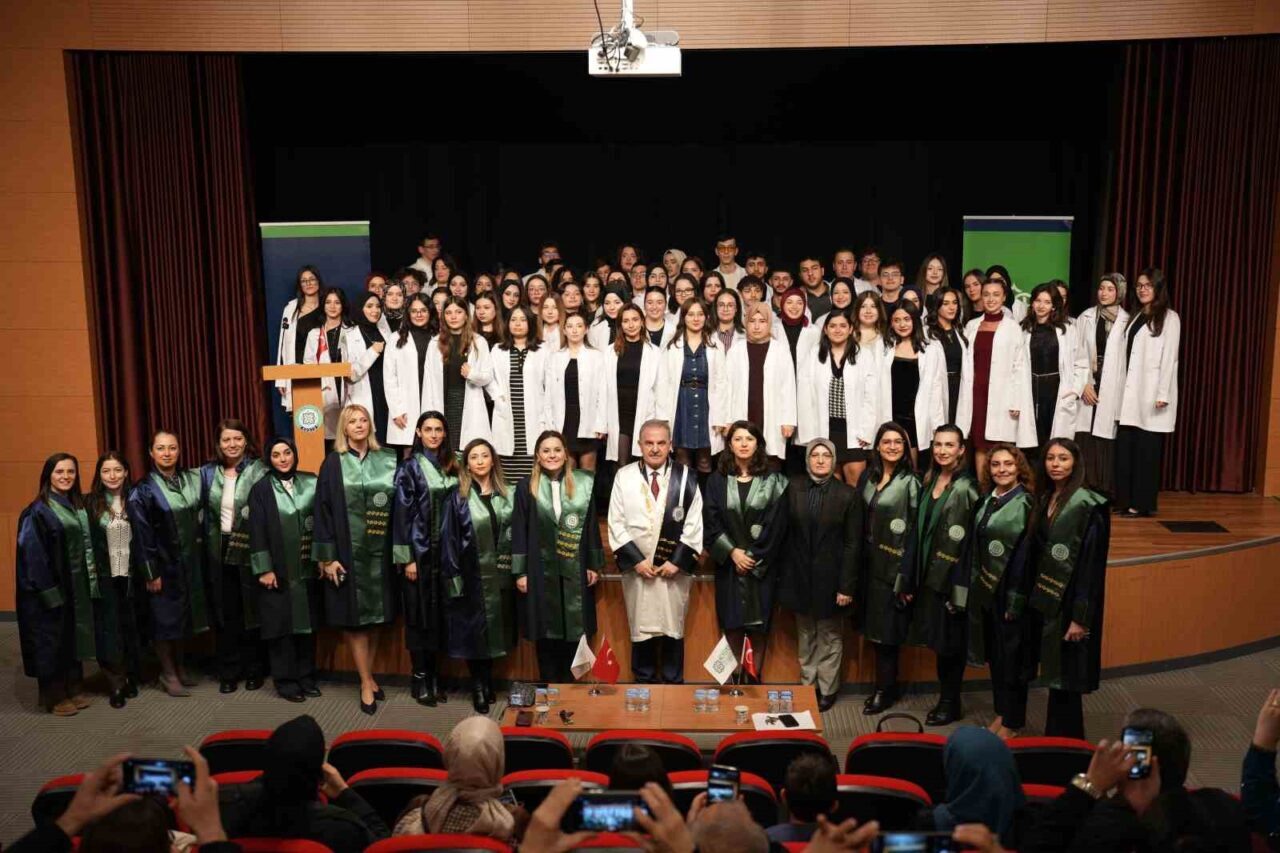 Kocaeli Sağlık ve Teknoloji Üniversitesi'nde Beyaz Önlük Giyme Töreni gerçekleştirildi.