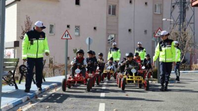 Hakkari İl Jandarma Komutanlığı Trafik Jandarması, çocuklara trafik bilinci kazandırmak