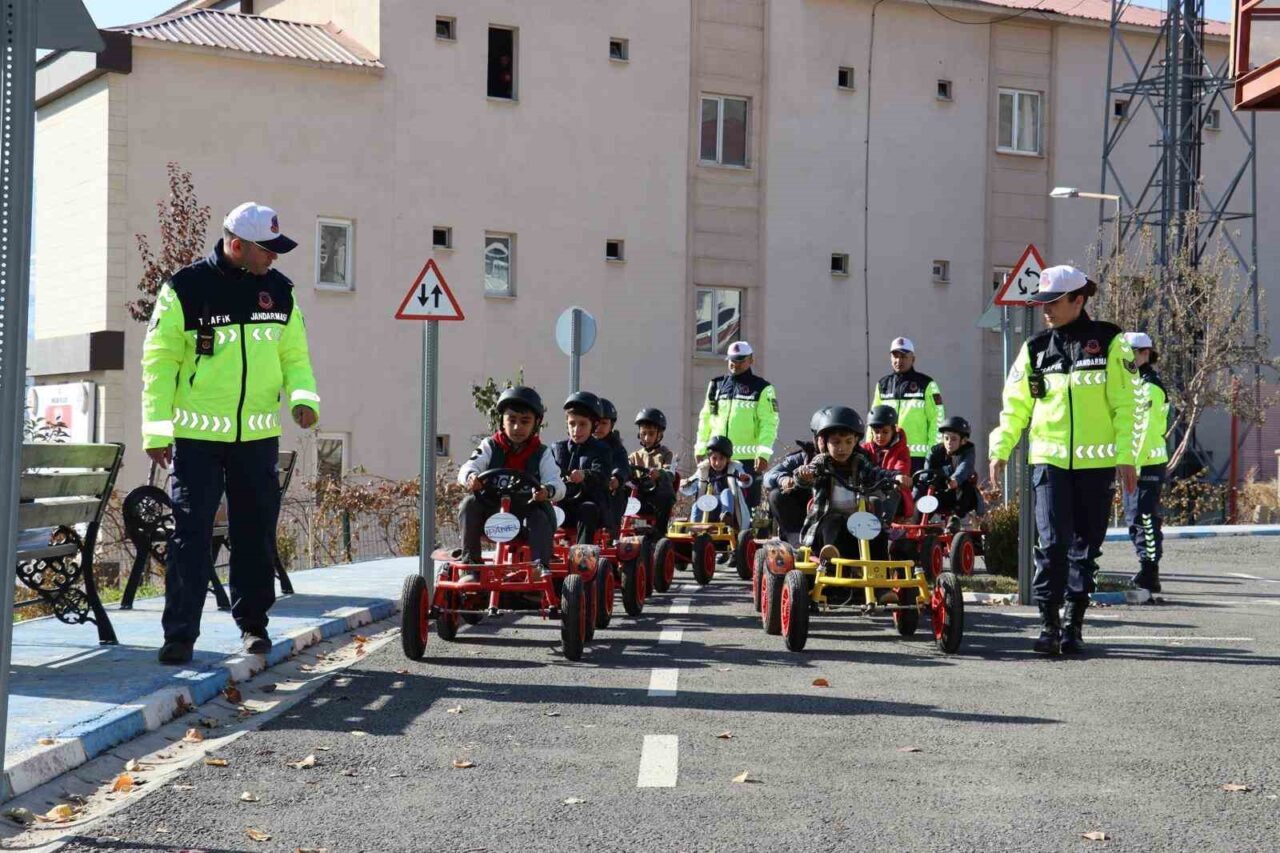 Hakkari İl Jandarma Komutanlığı Trafik Jandarması, çocuklara trafik bilinci kazandırmak