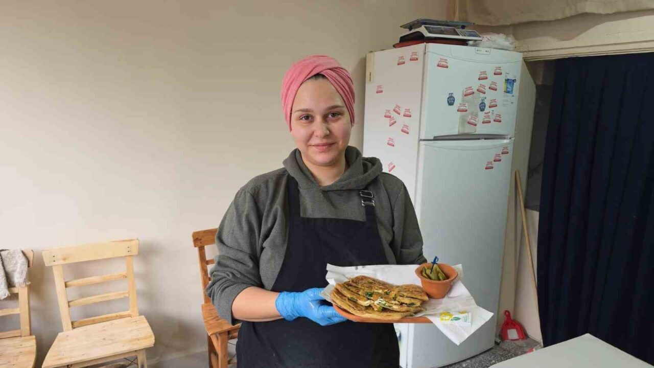 Kütahya’da Geleneksel Gözleme Kültürünü Yaşatan Asya Nil Şavk, Ürünlerinde Geçmişin İzlerini Taşıyor Kütahya'da Asya Nil Şavk, geleneksel yöntemlerle gözleme hazırlayarak bu kültürü