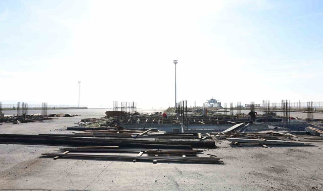 Çanakkale'nin Gelibolu ilçesinde inşaatı süren feribot iskelesi, Vali Doç. Dr.