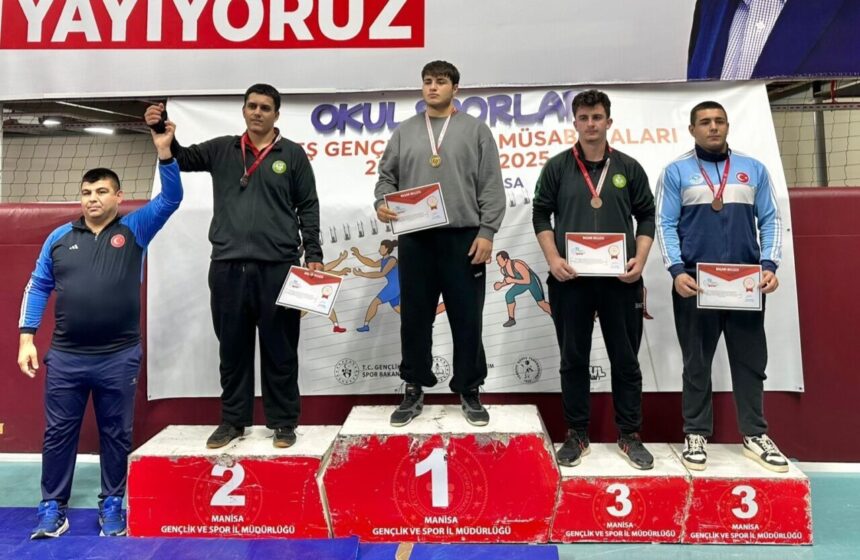 Manisa’daki Okul Sporları Güreş Gençler (A) Grup Müsabakaları sona erdi, madalyalar sahiplerini buldu.