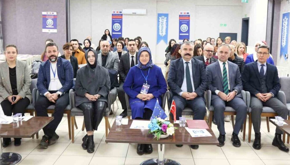 Eskişehir’de Dijital Mahremiyet Projesi Düzenlendi: Kadınların Güçlenmesi Amaçlanıyor Eskişehir Aile ve Sosyal Hizmetler İl Müdürlüğü, genç kadınların dijital