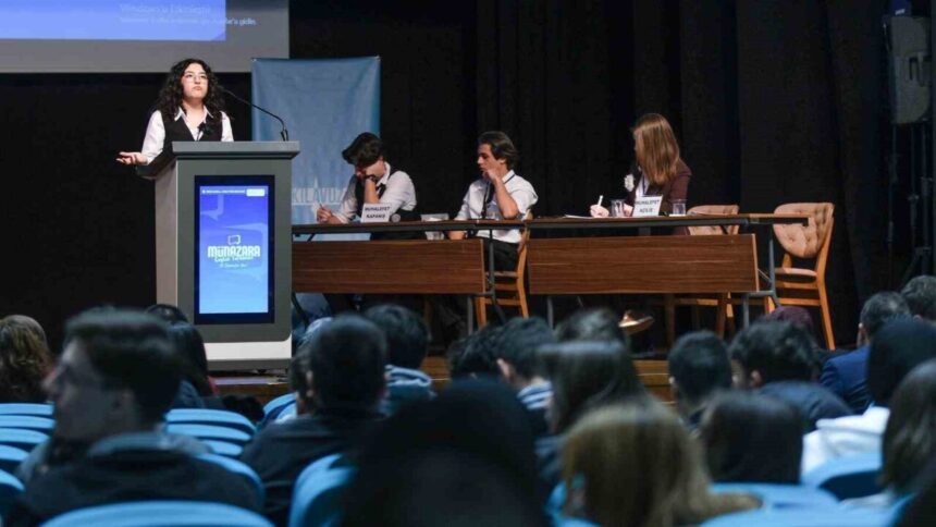 Kocaeli’de Liseler Arası Münazara Çaylak Turnuvası’nda yarışan gençler, ödüllerini aldı.