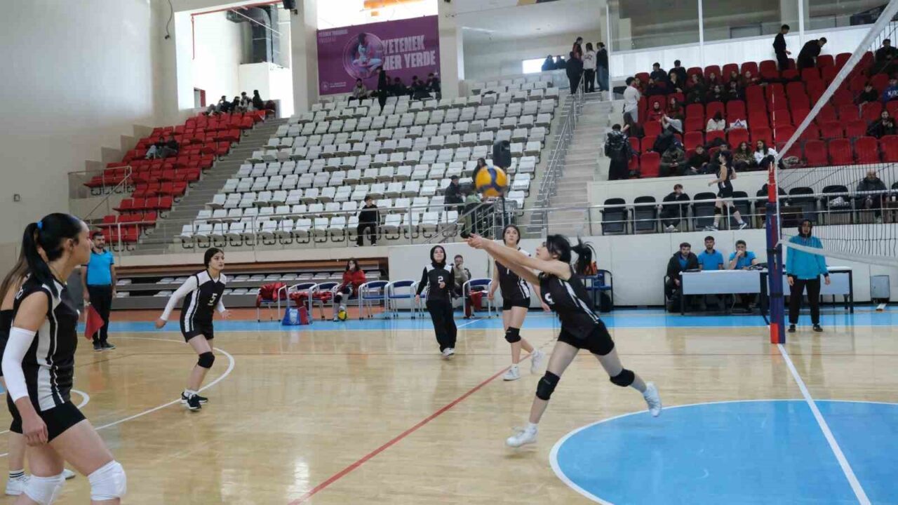 Erzincan'da Voleybol Okul Sporları Gençler İl Birinciliği final müsabakaları devam