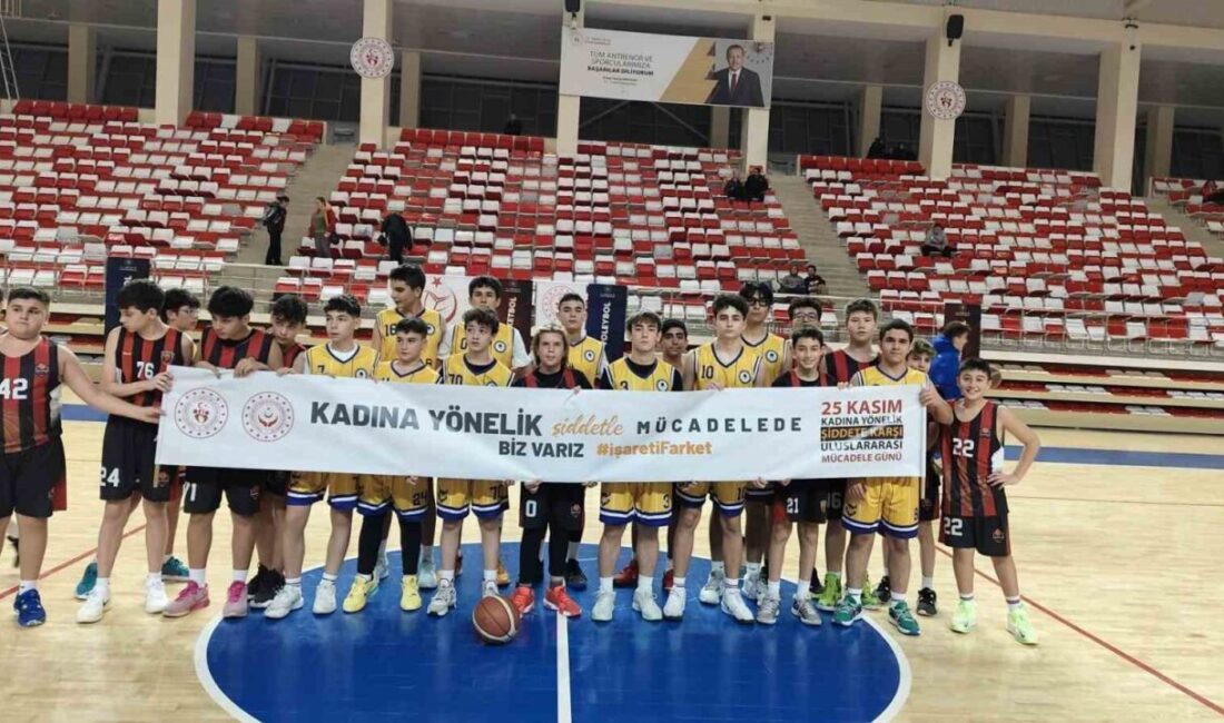 Eskişehir'de genç sporcular, "Kadına Yönelik Şiddetle Mücadelede Biz Varız" mesajıyla