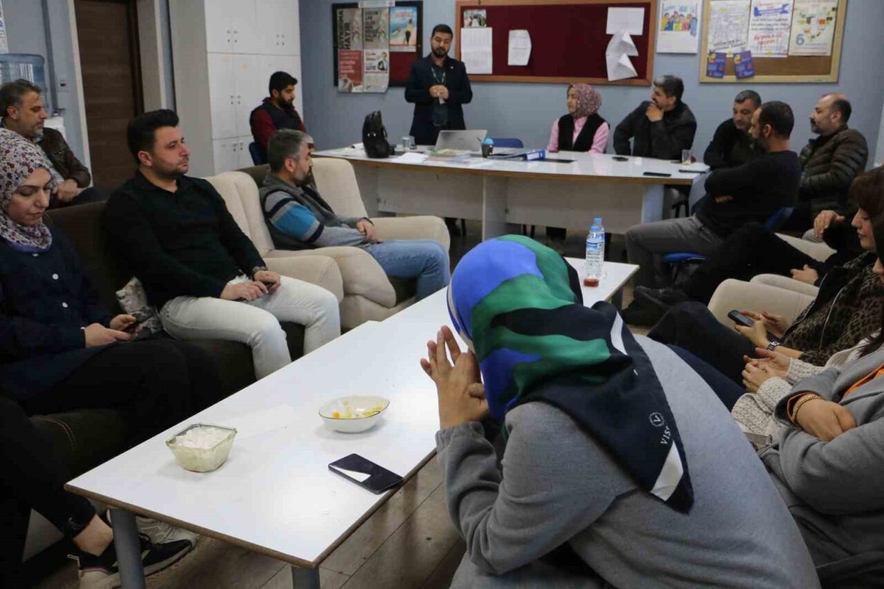 Diyarbakır’ın Bağlar ilçesindeki Fatih İlkokulu'nda, Genç Yeşilay ve Genç Kızılay