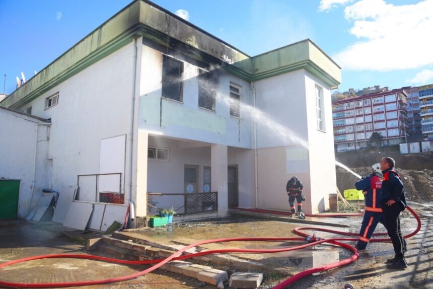 Giresun’daki Gençlik Merkezi’nde çıkan yangın, önemli hasara yol açtı ancak can kaybı yaşanmadı.