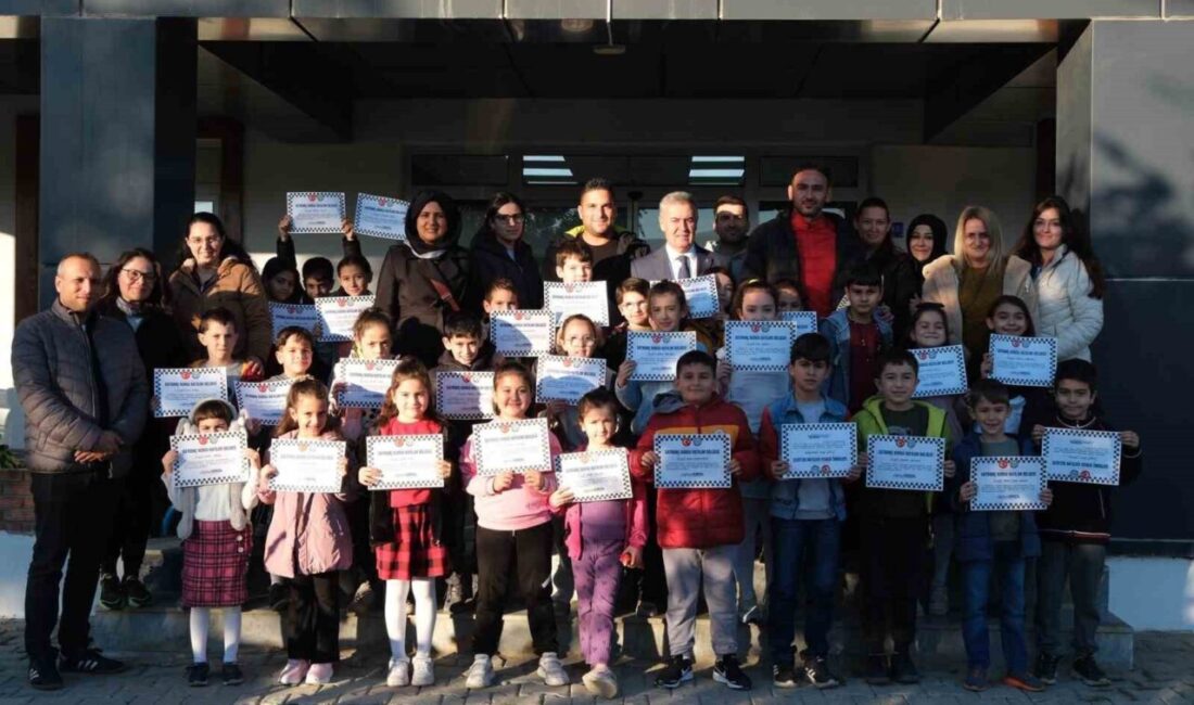 Buharkent Belediyesi, Gençlik Merkezi'nde düzenlenen satranç kursunu başarıyla tamamlayan çocuklara