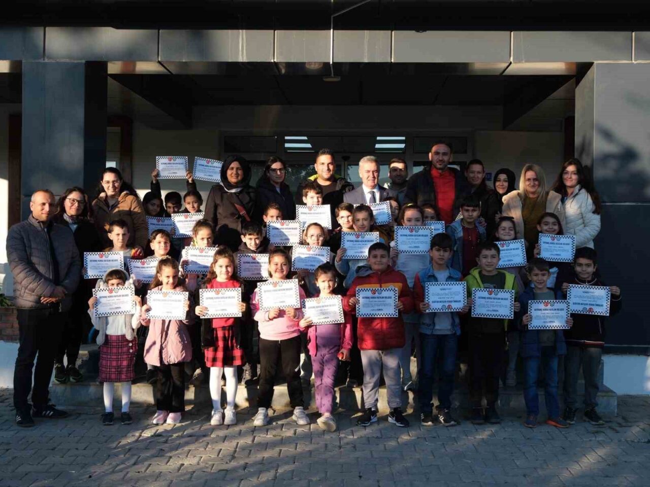 Buharkent Belediyesi, Gençlik Merkezi'nde düzenlenen satranç kursunu başarıyla tamamlayan çocuklara