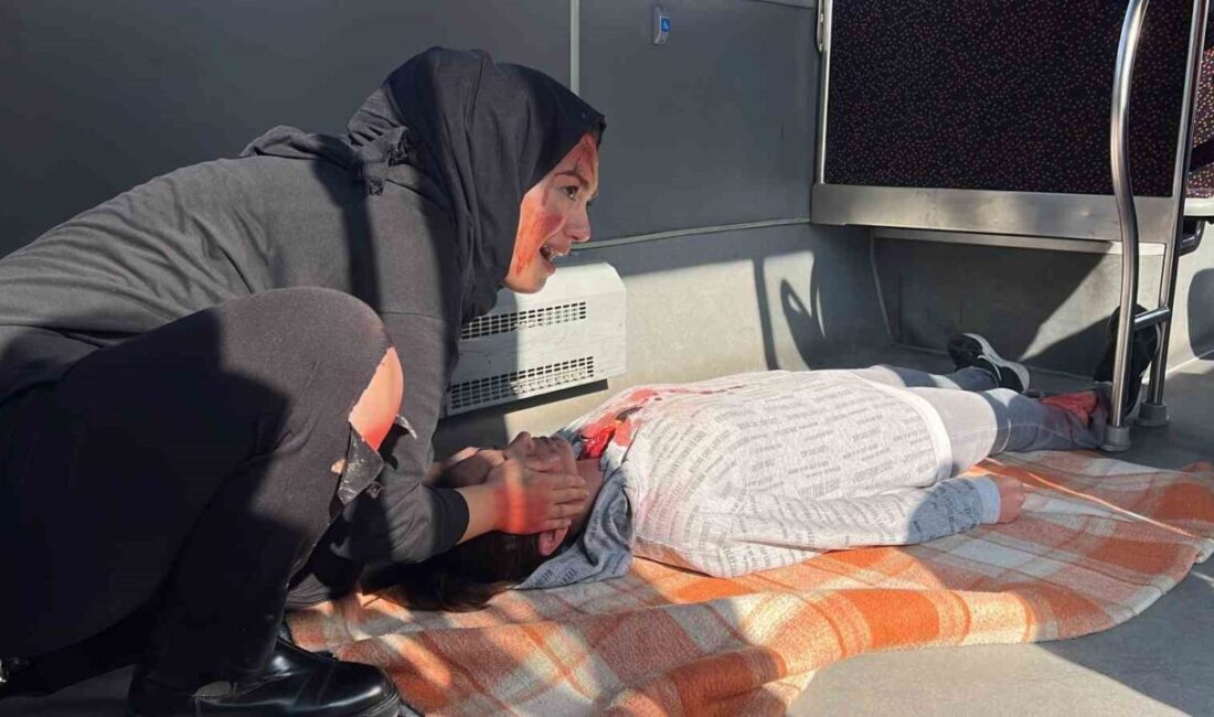 Konya’da Acil Sağlık Hizmetleri Haftası Kapsamında Gerçekleştirilen Tatbikatta Kazazede Rolü Üstlenen Gençler, Gerçekçi Senaryolarla İlk Müdahaleyi Canlandırdı Konya'da 'Acil Sağlık Hizmetleri Haftası' kapsamında tatbikat düzenlendi. Gerçek bir