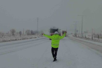 Gercüş’te yoğun kar yağışı nedeniyle yolda kalan sürücülere polis yardım etti.