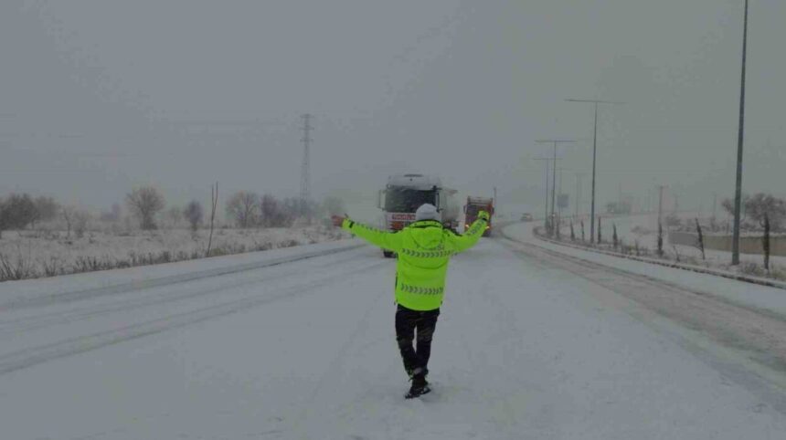 Gercüş’te yoğun kar yağışı nedeniyle yolda kalan sürücülere polis yardım etti.