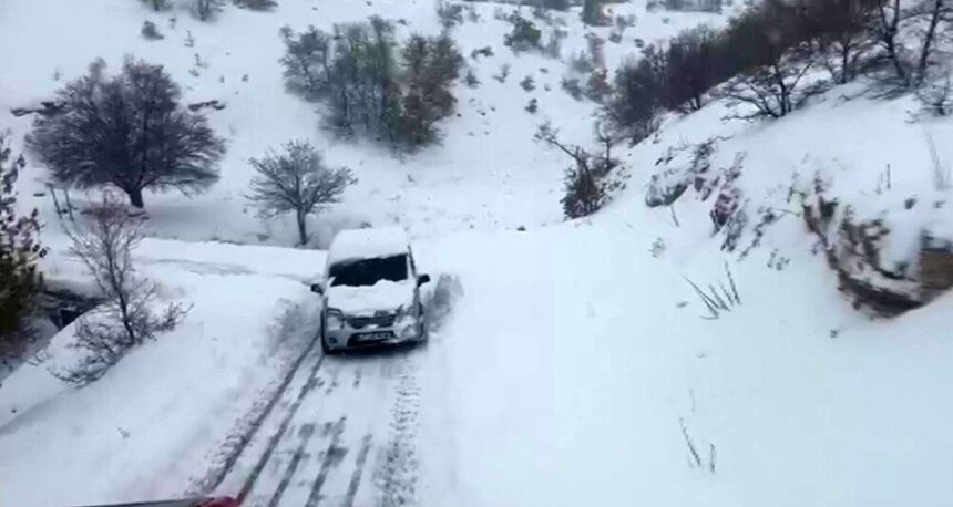 Gercüş’te kar nedeniyle araçlarında kalan 5 kişi ekiplerce kurtarıldı.