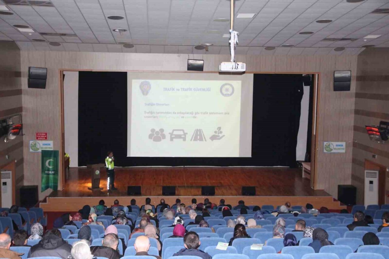 Gerede’de Polis, Uyuşturucu ve Dolandırıcılık Riski Üzerine Bilgilendirme Toplantıları Düzenledi Gerede İlçe Emniyet Müdürlüğü, polis ekipleri aracılığıyla dolandırıcılık ve uyuşturucu