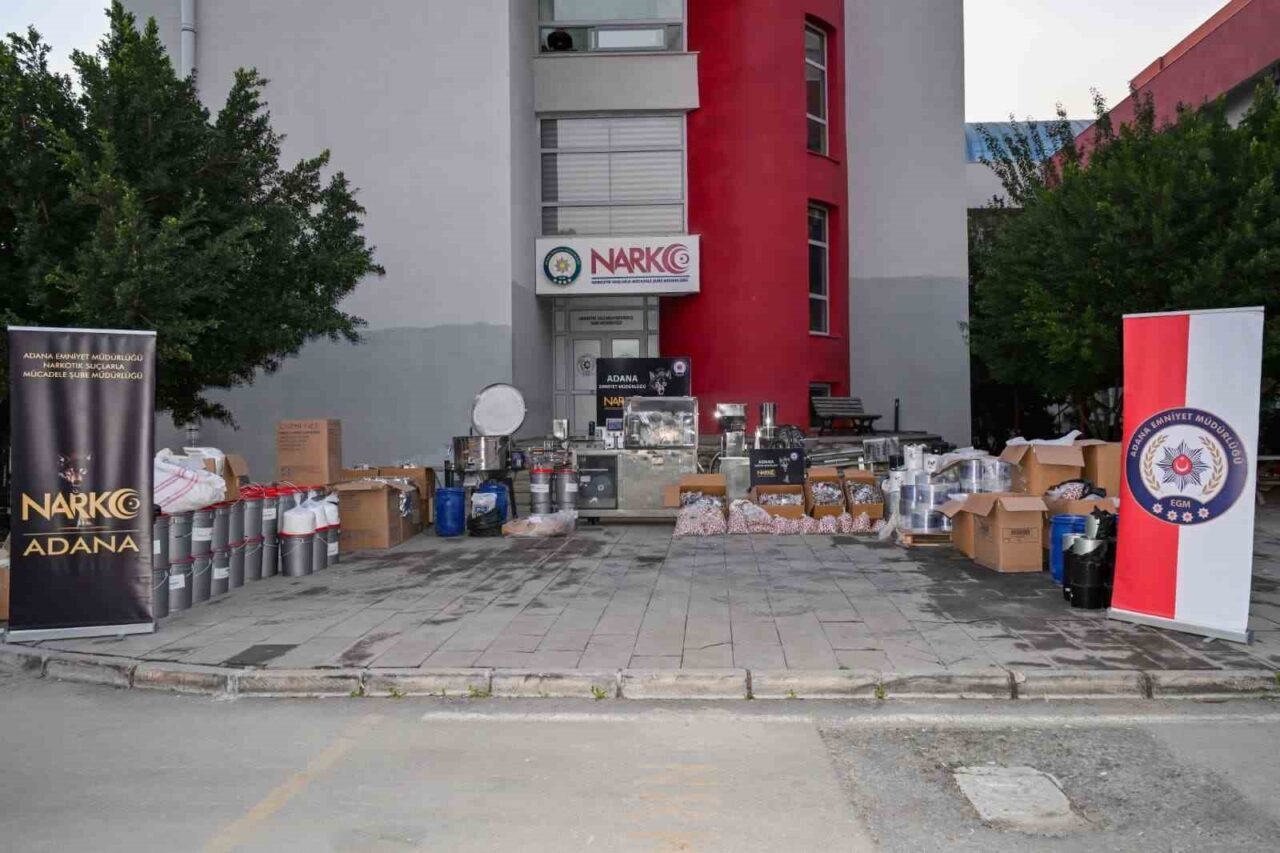 Adana’da gerçekleştirilen operasyonda dev uyuşturucu baskını: 262 bin hap ve büyük miktarda hammadde ele geçirildi