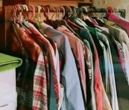 Aydın'ın Germencik ilçesinde ihtiyaç sahibi aileler için bağışlanan kıyafetler, Germencik