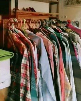 Aydın'ın Germencik ilçesinde ihtiyaç sahibi aileler için bağışlanan kıyafetler, Germencik