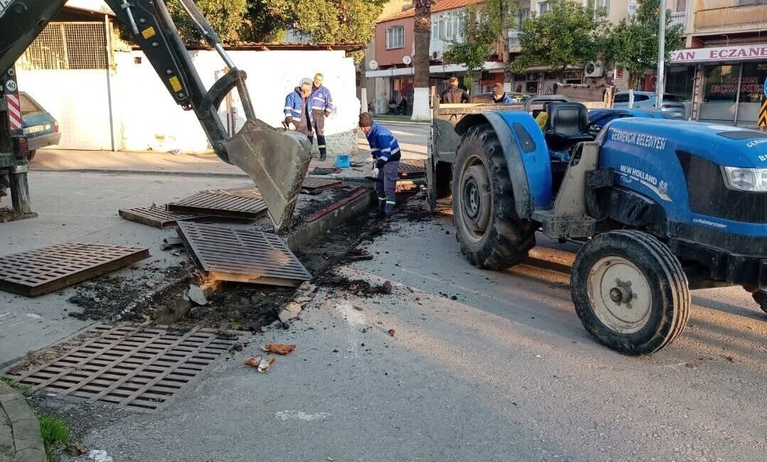 Germencik Belediyesi, yağmur suyu hatlarının bakımını yapmak üzere Fen İşleri