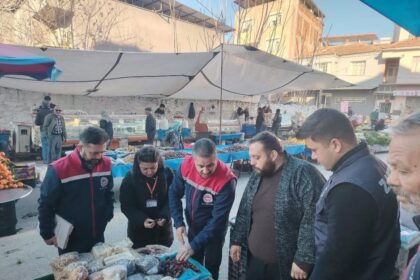 Germencik Belediyesi ve Tarım Müdürlüğü, Ortaklar Semt Pazarı’nda gıda güvenliği denetimi yaptı.