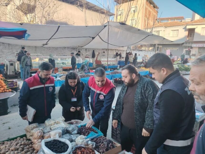 Germencik Belediyesi ve Tarım Müdürlüğü, Ortaklar Semt Pazarı’nda gıda güvenliği denetimi yaptı.