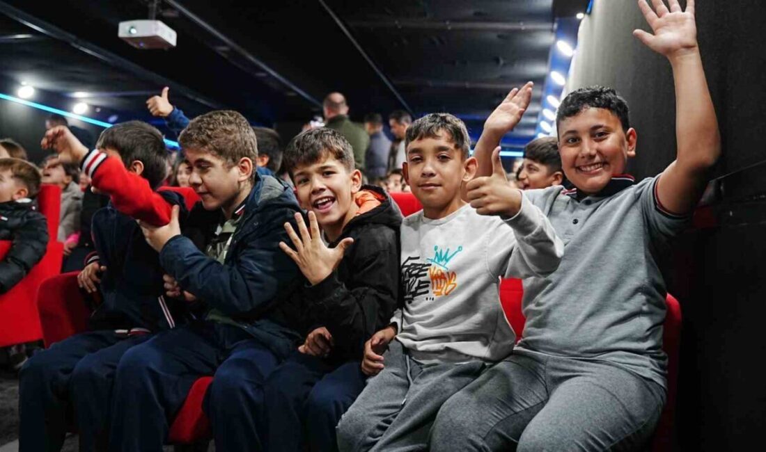 Sındırgı’daki Çocuklar İçin Gezen Sinema ve Kütüphane ile Moral Dolu Etkinlik Düzenlendi Balıkesir Sındırgı'da Gezen Sinema Tırı ve Gezici Kütüphane, deprem sonrası