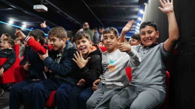 Balıkesir Sındırgı'da Gezen Sinema Tırı ve Gezici Kütüphane, deprem sonrası