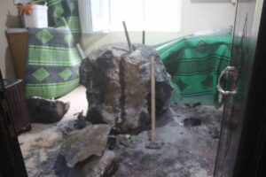 Giresun'un Görele ilçesinde, Bahçelievler Mahallesi'ndeki riskli kayaların kaldırılması sırasında kopan