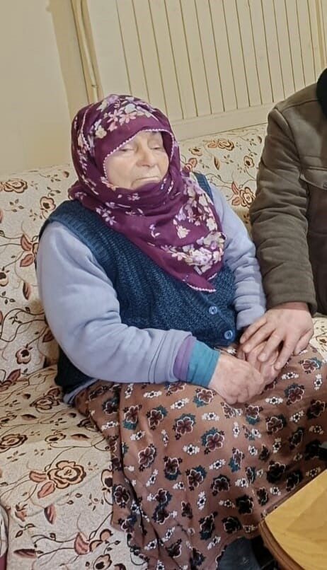 Giresun’un Eynesil ilçesinde, 97 yaşındaki Hatice Pir, evinde yemek hazırlarken