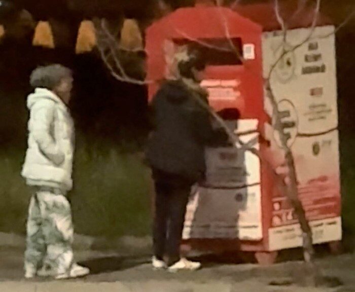 Bolu'nun Borazanlar Mahallesi'nde bulunan giysi kumbarasının kapağını zorla açan 3