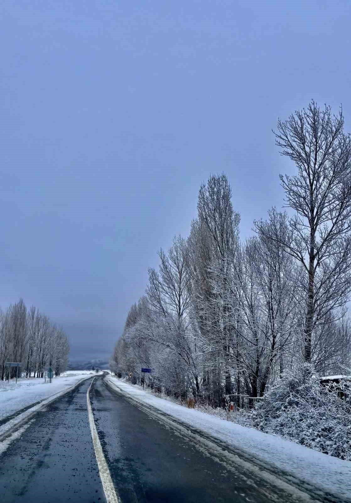 Bayburt'un Gökçedere beldesinde etkili olan kar yağışı, bölgede sıcaklıkların düşmesine
