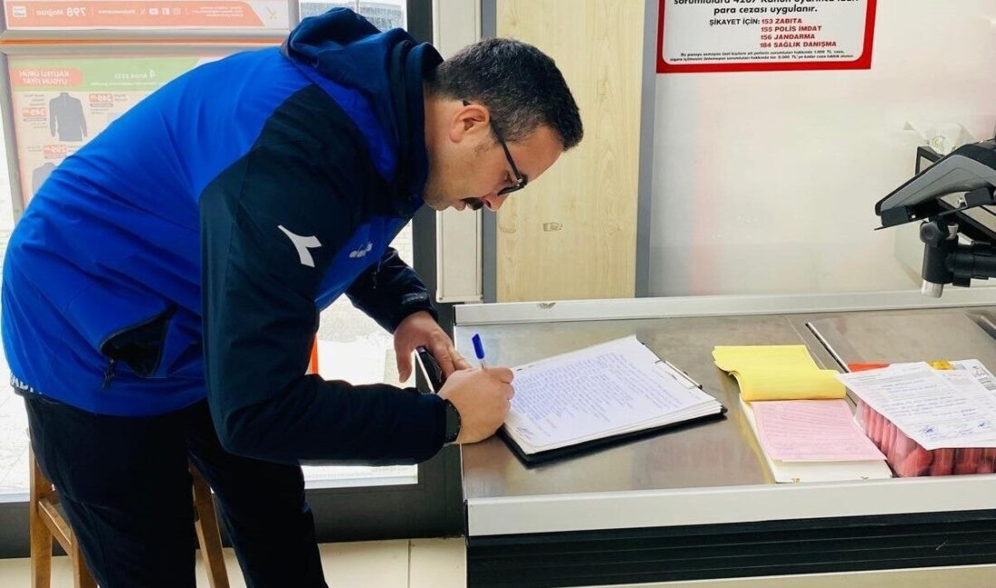 Gölcük’te Zabıta Ekipleri, Tarihleri Geçen Gıda Ürünlerine El Koyarak Denetimlerini Sürdürüyor Gölcük'te zabıta ekipleri, marketlerde gerçekleştirdiği denetimlerde son kullanma tarihi geçmiş